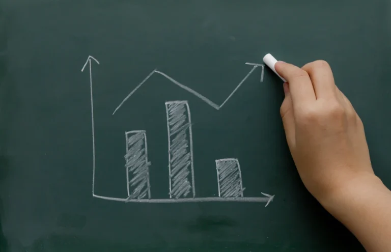 Hand drawing a graph showing return on investment growth, illustrating WrapMates’ impact through vehicle wraps.